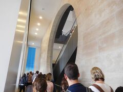 ルーブル美術館。何度か訪問済みだが、フェルメールを見るために再訪。チケット購入後、モナリザ目当ての長い行列に遭遇。フェルメールへの部屋に、なかなか辿り着けない(^^;
