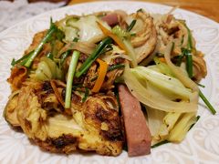 一日目の夕飯は、本部に来たらかならず訪れる地元の居酒屋。
旦那と五年前に訪れたときからちょこちょこ訪れています。
このために沖縄に来てもいいというくらい好きなフーチャンプルー。

大将？も親切で、娘を連れて行くと座敷の個室に通してくれました。
こういうのが本当にありがたや～