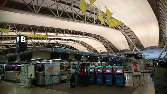 搭乗手続き開始前から並んでました！