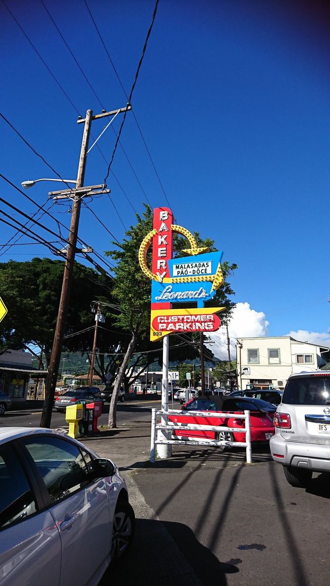 続いて歩いてレナーズのマラサダを食べに来ました！いつもワイケレのレナーズトラックでしか買ったことがなかったのですが本店は凄い並ぶんですねー(>_<)30分位は並びました。