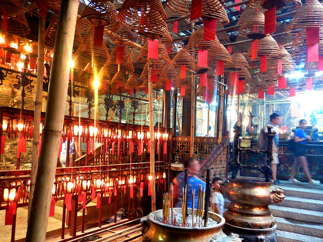 天井から吊り下がる渦巻線香が雰囲気抜群♪<br /><br />おや、向こうに行列が？<br />何だろう・・