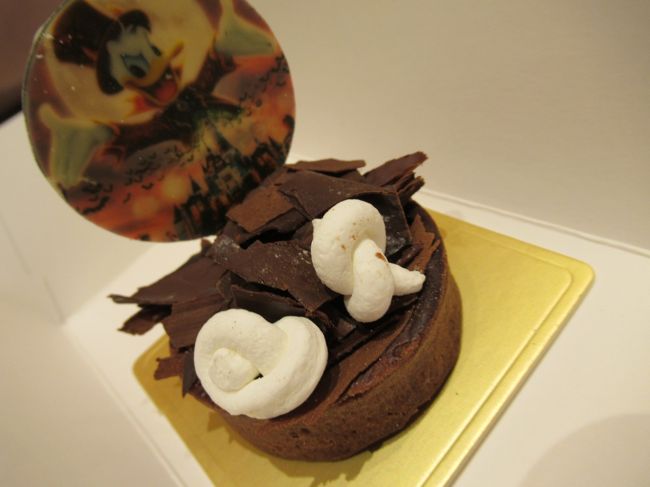 ドナルドのチョコレートケーキ<br /><br />なぜか従業員さんの携帯でも写真を撮られる。