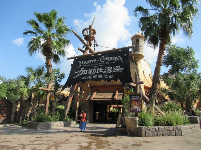 入口。<br />ファストパス入口からチケットをスキャンして入ります。<br />これでアーリーパークイン対象か見ているみたい。<br /><br />営業時間にならないとアトラクションは動いていない、という情報も見ましたが、私が行ったときは、９時オープンで８時すぎから動かしていたようです。<br />なので、アーリーパークインしたら人気アトラクションを攻略すべし！<br />みんなソアリンの方にいたのだと思います。