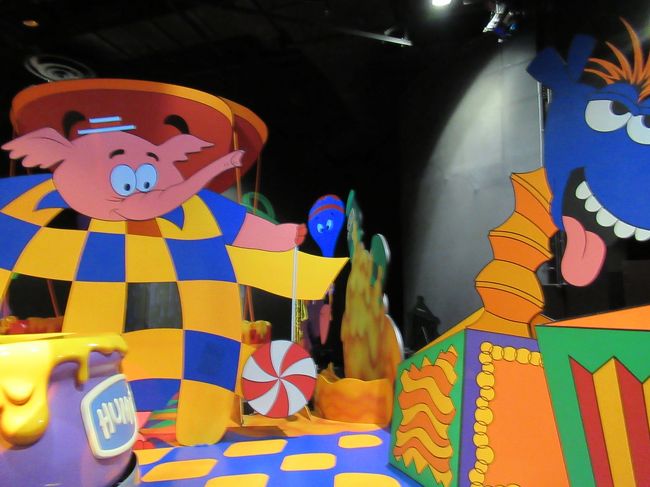 台を持ったキャストさんが来て、降りて歩きます。<br />なかなか珍しい経験。<br /><br />序盤で止まったので、先の人たちを合流して、展示を見ながら進みます。