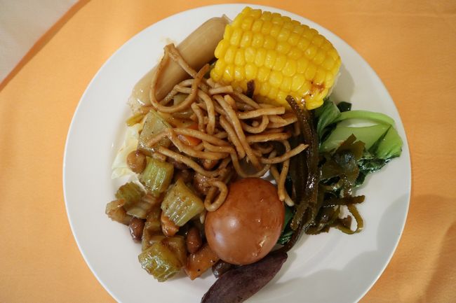 翌日の朝食。中国のコーンはもちもちして・・おいしい。