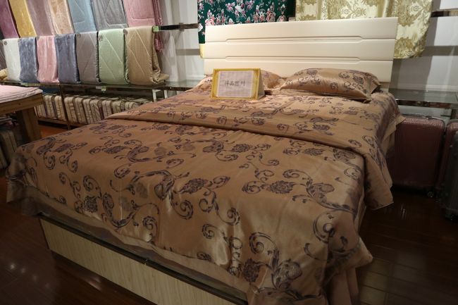 シルクのベッド・スプレッドと、敷布やピロースリップのセットを買う。