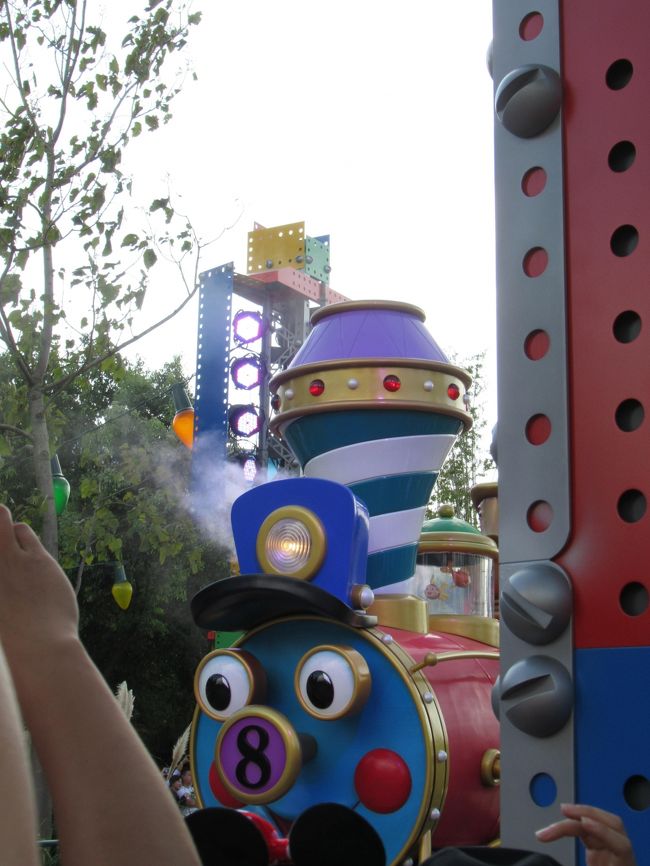 パレードが始まります。<br /><br />時間通りに着いたので、かなり混んでました。