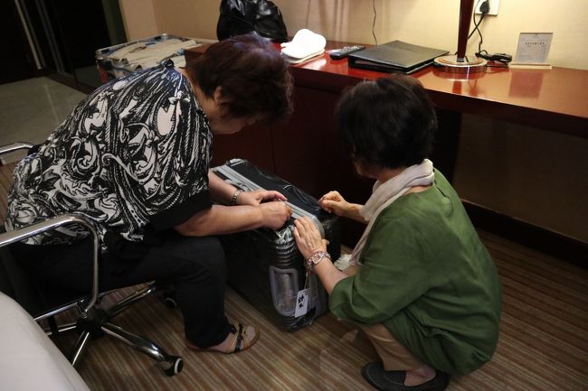 シルクの買い物をして、容れ物として買ったスーツケース、３００元。ぼろくてすぐ、コンビネーションロックに不具合が生じた。