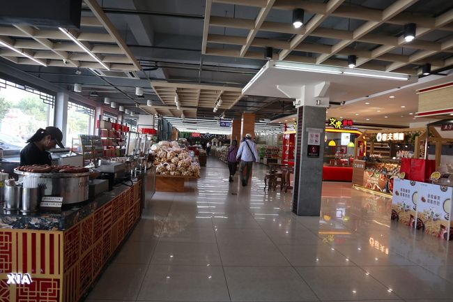 折角　運転手がトイレ近くに止めてくれたのに、逆方向へ案内され、・・WOW!<br />おかげで　いろいろ売られている商品を覗きみることができた。