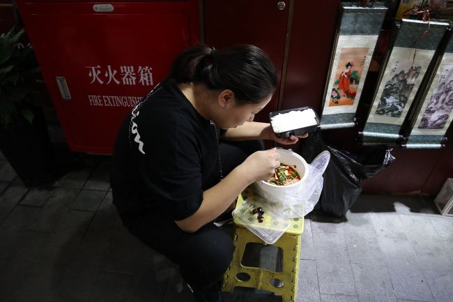 仕事をしながら・・お食事、いかにも中国式。