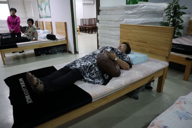 この高反発のマットレスを、お父さんに買おうかなあ？！