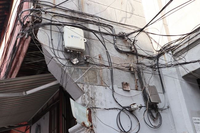 裸の配線だらけ・・・こわいなあ。