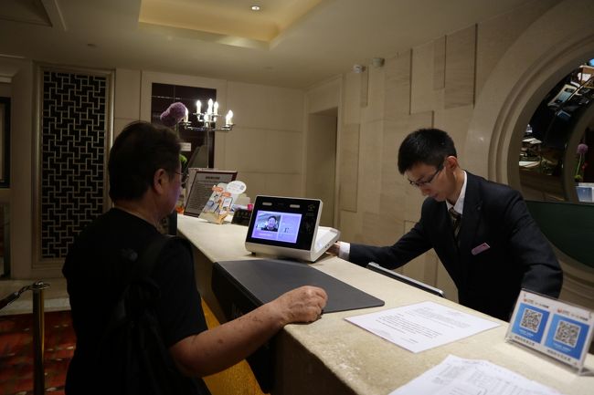 昨今は、ホテルのチェックインも「顔認識」の写真を撮られた。