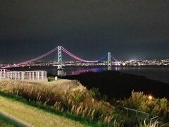 もう夜遅い時間ですが、淡路ハイウェイオアシスは大賑わい！
休憩がてら夜景観賞です。
近いうちにまた家族で瀬戸内旅行リベンジをしたいと思います！