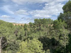 バルセロナからタラゴナへ移動する途中のパーキングエリアからラス・ファレラス水道橋が見えました。