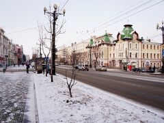 中心街の ムラヴィヨフ アムールスキー通り。マイナス10度と寒いですが、通勤中の沢山の人たちが外を歩いています。