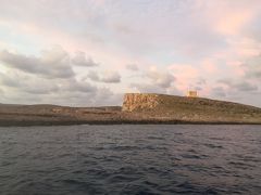 ＜Saint Mary's Tower＞ 
Comino Towerとも呼ばれ、1618年建造、2002年までマルタ軍に使われていた監視塔。
