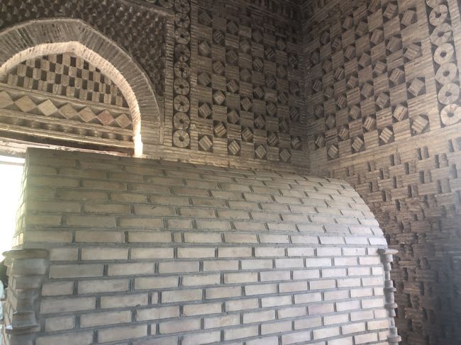 　イスマイルサマニが父親のために建てた霊廟で、彼も彼の孫も葬られています。