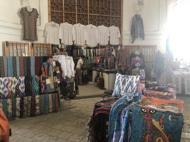 　12：20　タキバザールへ。タキとは丸屋根という意味だそうです。<br />　今回バザールへ行くと行程表に書いていないので、Ｇの説明をイヤホーンで聞きながら、商品を手に取ります。自主的買い物です。<br />　ユーラシア旅行社利用が5回目ともなれば、また、他社のツアーも数多く利用しているので、こっそり買い物する方法も身についています。Ｇは見て見ぬふり。<br />ラフマト！（ありがとう！）