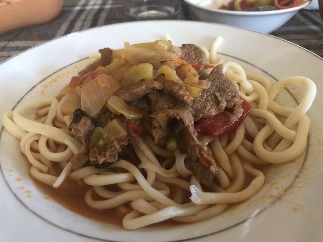 　ラグマン（麺料理）<br />　自家製麺なのでしょうか、太さがいろいろ。野菜スープ味でおいしかったです。<br />ここで自己紹介。途中一人抜けてたのに、TDは気づかず、半分終わって気づきました。その方が戻ってらしてから、その方だけ連れて、各テーブルを回ってました。