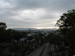 2019.10.10　木　ＰＭ16：31　金戒光明寺の文殊塔からの京都市内
もうこの時期は陽が暮れるのが早いです。