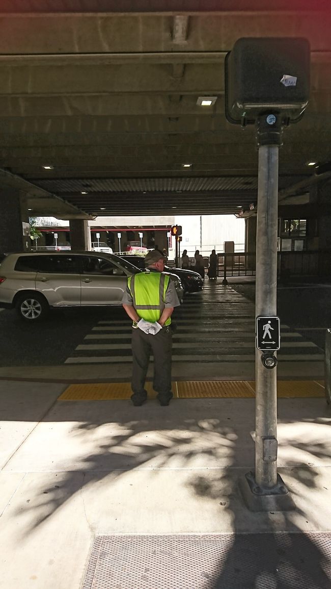 公衆電話近くの信号を渡り駐車場に入ったらチャーリーズタクシーの乗り場があります。と案内された通りに向かいます！