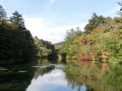 雲場池に到着しました。これまで見てきた場所よりも、紅葉が進んでいる感じです。軽井沢の中でも人気の観光スポットなので、それなりに観光客も多いですが、広い空間なので、静かな雰囲気は保たれています。