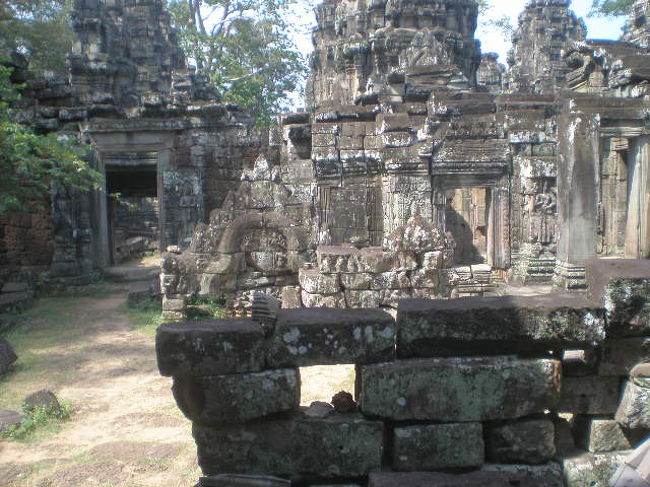 中に入ると、現地の人がカメラの良い場所を教えたがる。<br />いい場所を教えてチップをもらいたがる。自分で探して写すのが楽しいのに。<br />うるさい！！<br />遺跡の周りで物を売る人、仏像の前でお祈りしてチップを要求する人がいる。