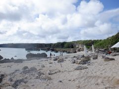 中の島海岸
岩が多めなビーチ　シュノーケリングしてる人が何人かいて、持ってくればよかったと後悔したんですが、脚を付けたら冷たくて、持ってこなくてよかったかなと