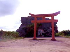 下地島巨岩(帯岩)　でかかった　こんな場所に岩があるなんて、自然ってすごいと思う