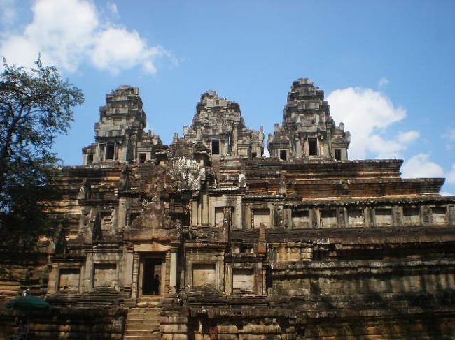 ３．タ・ケウ<br />急な階段。ズボンが足にくっついて上がりずらい。