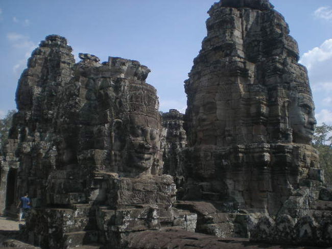 たくさんの顔。<br />現地の人（クメール人）の顔。特徴をよくとらえている。