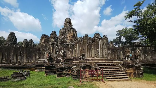 ４．アンコール・トム<br />バイヨン<br />いわ・岩。荒々しい感じの遺跡。
