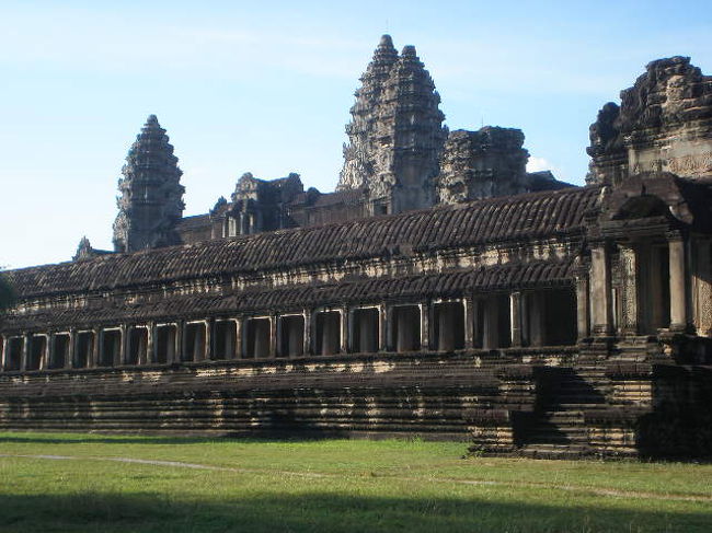 第１回廊壁には、緻密なリレーフが埋め尽くされている。<br />第２回廊を観て第３回廊に行こうとしたが、第３回廊は一度に１００人しか入れなく団体の観光客が長蛇の列、時間も少なくなってきたので断念。<br /><br />１日目終了。