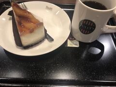 上田に戻ってきて、帰りのバスまでカフェで一休み。
ケーキセットをいただきました。