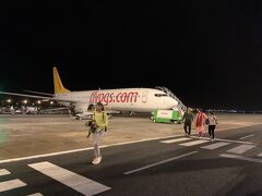 クシャダシ市街地から約1時間でイズミル空港、そこから格安飛行機ペガサスでカイサル空港へ。
ペガサスは水も有料なのでおなかの空いた人は空港内で買っていくといいですよ。
イズミル空港はまあまあ綺麗でお店もありました。ただトイレが少ないかな。

