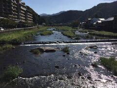 三朝橋から三朝川(三徳川)の上流を見ると300mほど向こうに
恋谷橋が見えます。
三朝温泉は三朝川を挟んであり、上流から恋谷橋、車が通る三朝橋、渡って来たかじか橋があり、ほぼこの間が温泉街です。