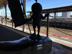 2度目の米子駅です。
今日は三朝温泉、倉吉駅から山陰線で米子駅に来ました。
米子駅で境線に乗り換えて堺港に泊まります。
境線のホームは鬼太郎の像があり、ぬりかべや猫娘などの
妖怪の絵や妖怪が描かれたベンチなど多くの鬼太郎と妖怪が迎えてくれていました。
