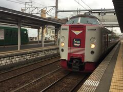 安来駅に停まった出雲。
岡山駅まで2時間少し。
今日は大山は曇りで見えなかった。
特急出雲、山陰本線から伯備線で岡山へ行き一泊します。