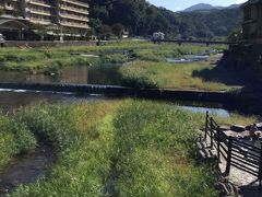 露天風呂の向こうに見える橋が恋谷橋です。
ここから300mほどあります。
ここから見ると凄い田舎で何もないように見えます。