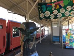 米子駅の境線のホームに来ました。
もうホームに鬼太郎、ベンチも妖怪の絵、
主に妖怪の絵がずらっと飾られていた。
主人は喜んで写真を撮っていた。
JR境線が入って来た。妖怪が描かれた鬼太郎列車でした。
駅名も境港まですべて妖怪名が付いていた。
