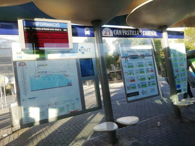 空港のバス乗り場。多分4番出口をまっすぐ歩いたところにあった気がします。（シャトルバスではなく、路線バスです）