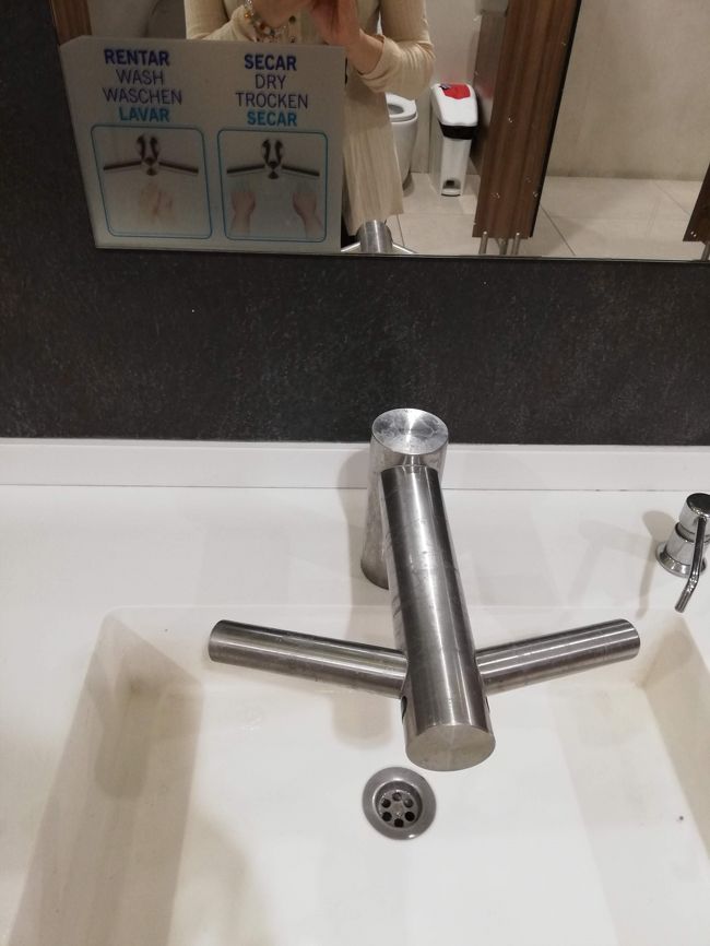 パルマ空港のトイレの洗面台は凄いです！スペインでは珍しく自動で水が出てくるのですが、それよりも、左右に出っ張った棒がエアードライアーになってるんです！！日本でもあまり見かけない気がします。