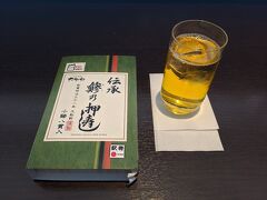 時刻は正午。事前に購入しておいた大船軒の「鯵の押寿し」をサクララウンジでいただきます。
