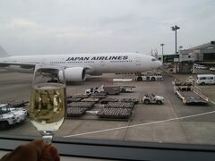 次はカンタスのラウンジで～

泡を飲みながらのフフフ～（B777のこと）