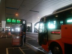 跳んで、成田空港。

バスの発券カウンターが半端ない行列なので、羽田同様に乗り場で回数券とチケット交換できると思って行ったら、成田はできませんと。なんで～

で、第2ターミナルには反対側にも発券カウンターがあるので行ってみるとガラガラで、乗りたかったバスの1本後に乗れました。

今度から混んでたら逆サイド行ってみようと思います。

