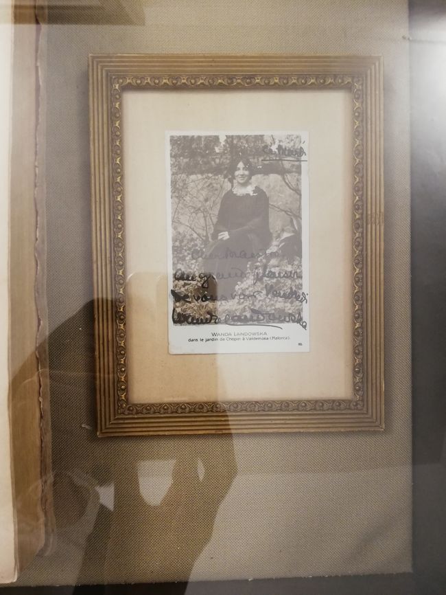 ワンダ・ランドフスカ（ポーランド出身のチェンバロ奏者、ピアニスト）が中庭で撮った写真でしょうか。<br /><br />Wanda Landowska<br />https://ja.wikipedia.org/wiki/ワンダ・ランドフスカ<br /><br /><br /><br />