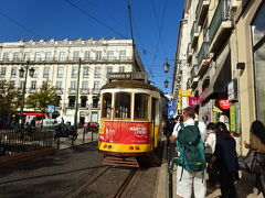 終点のカモンイス広場で降りました。