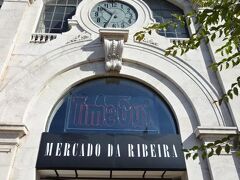 リベイラ市場　老舗の市場が2014年にリニューアルされて50店舗近くを擁するフードコートと昔からの生鮮部門では、地元の活気が感じられました。