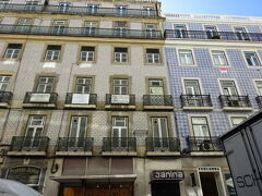 シアード広場近くの街歩き写真。リスボンのビルは基本1階がお店で2～4階が住居だそうです。